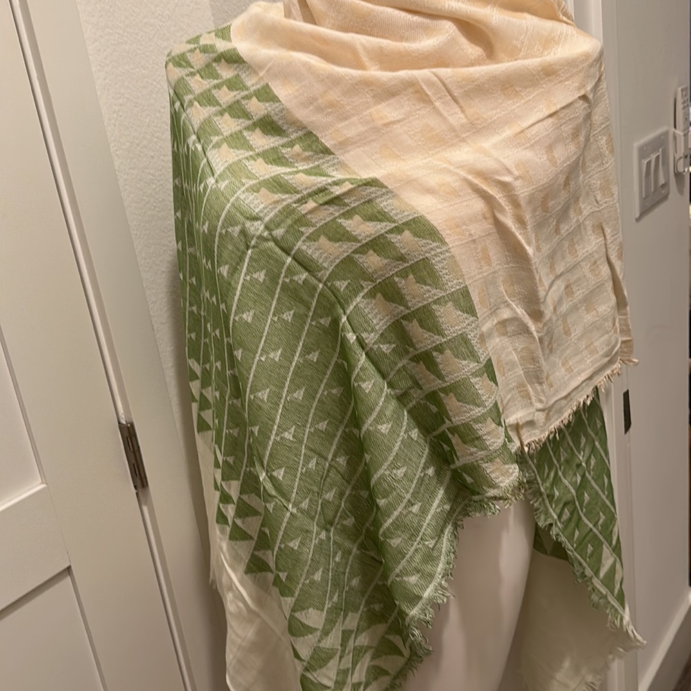 NWT Vince Camuto Cedar Green & White Scarf Wrap Size~49*~52